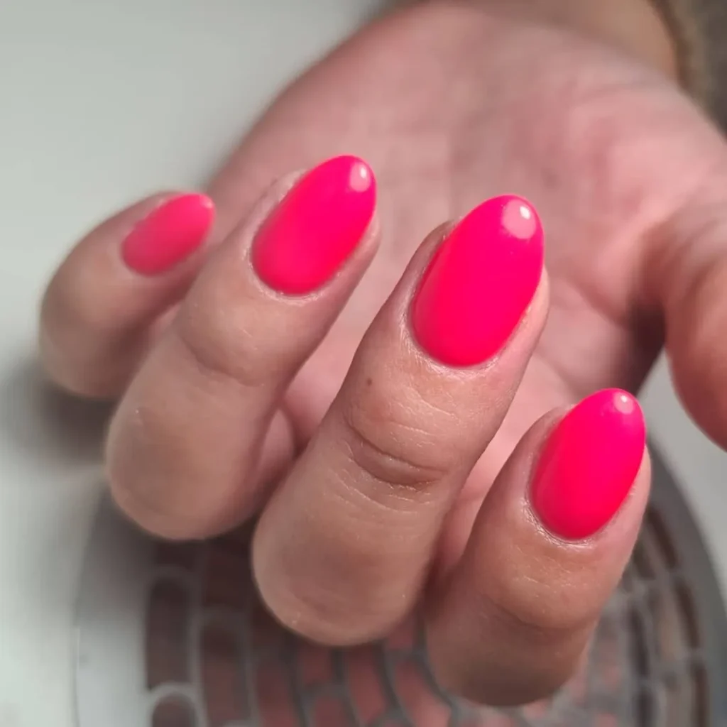 Gellak in fluo roze op natuurlijke nagels