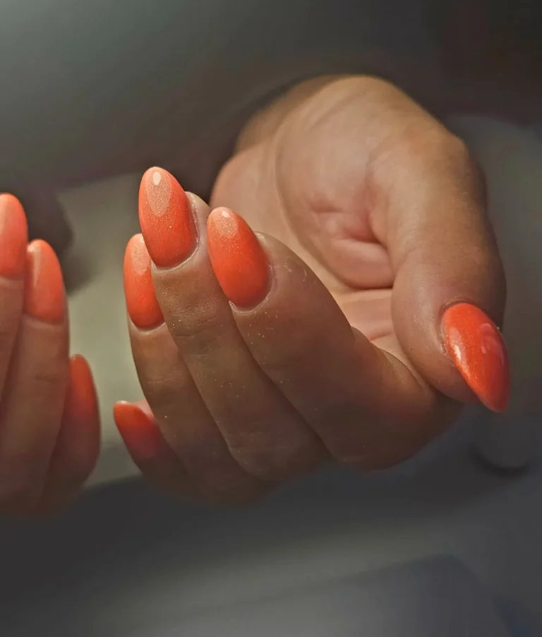 Gelnagels in oranje met glitter, amandelvorm